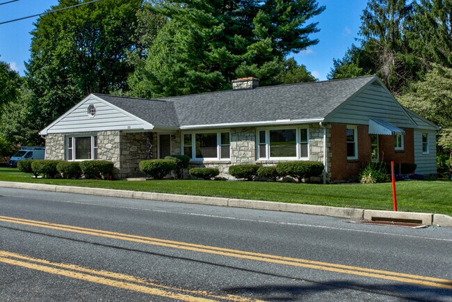 Building Photo - 111 Valley Rd