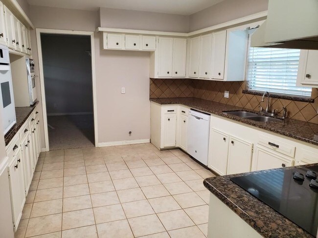 Building Photo - 402 Enchanted River Dr