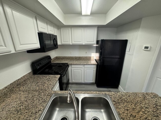 Foto del edificio - Bright spacious condo near Sunrise Mountain