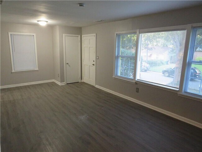 Foto del edificio - Charm and Convenience Await: Newly Renovat...