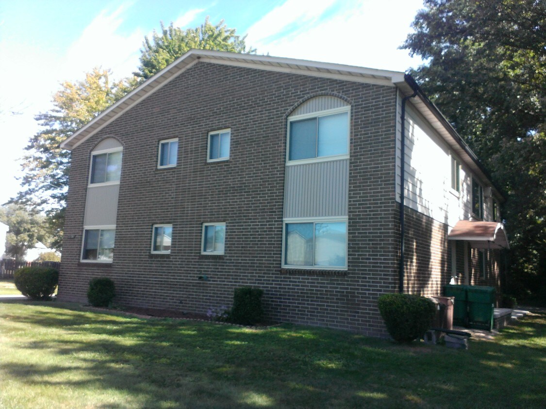 Primary Photo - Classique Manor
