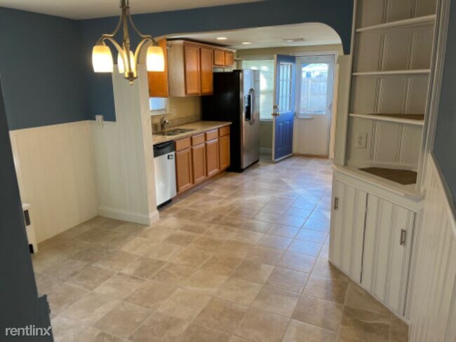 Building Photo - 3 br, 1 bath House - 84 Easton Ave
