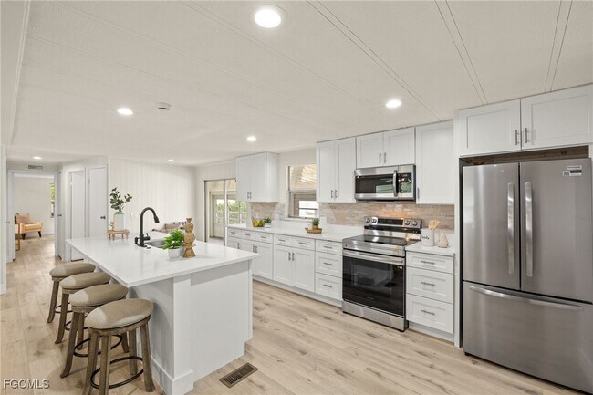 Foto del edificio - 865 Cape Haze Ln