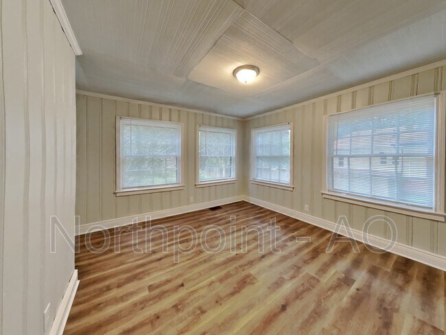 Foto del edificio - 10 Woodlawn Ave