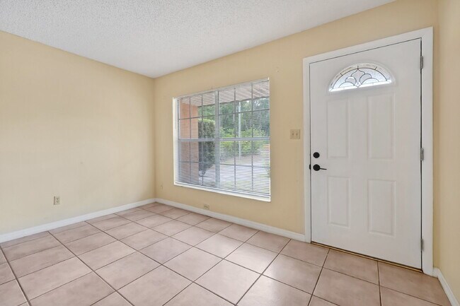 Building Photo - "Charming 2-Bed, 2-Bath Townhouse Retreat in Orlando's Heart - 1010 Sq Ft of Comfort!"