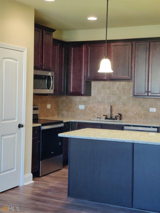 Building Photo - 132 Camellia Ct