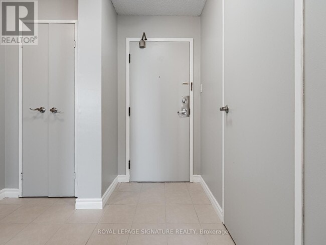 Building Photo - 3695-3695 Kaneff Crescent