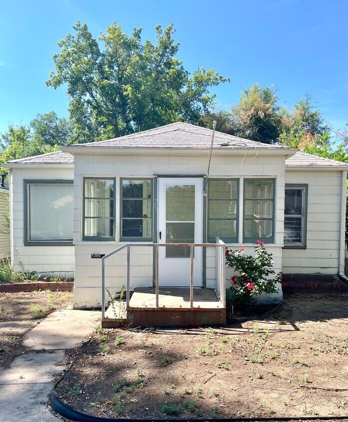 Charming 2 Bedroom Home in Old Town Longmont! - Charming 2 Bedroom Home in Old Town Longmont!