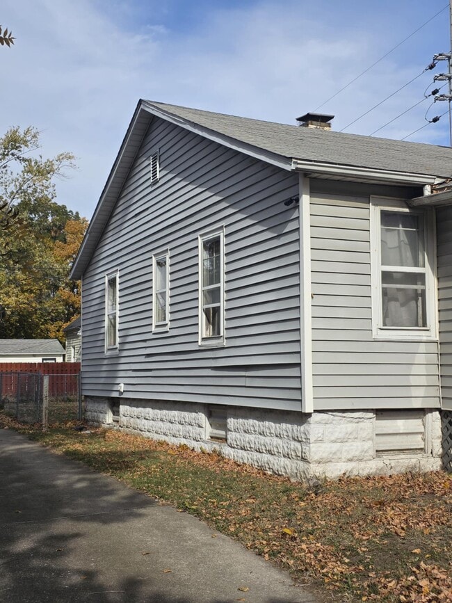 Building Photo - 1180 E Mueller Ave