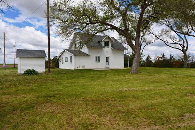 Building Photo - Country Living Opportunity!