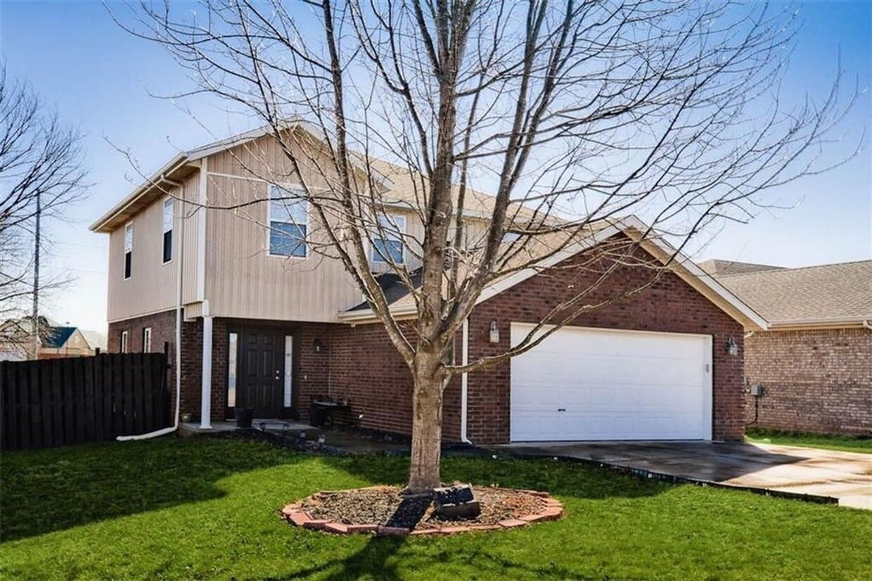 Large 3 BR 2.5 BA In Bentonville! MOVE IN House Rental in