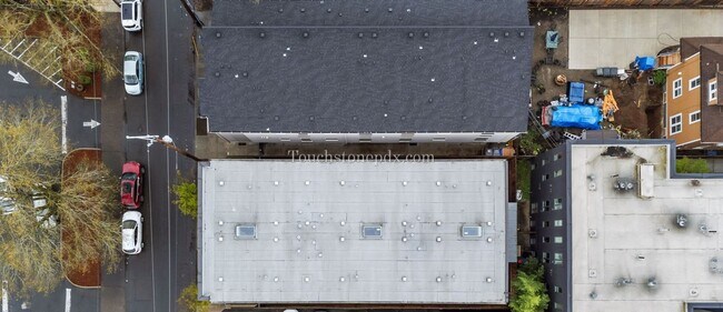 Foto del edificio - Modern 2 Bedroom, 1.5 Bathroom Apartment with Island Kitchen, Northeast Portland