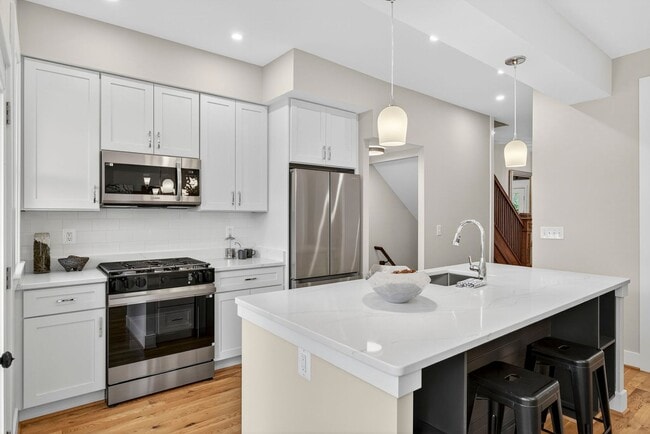 Renovated Hill East 3BR Near Metro + Parking - Renovated Hill East 3BR Near Metro + Parking Townhome