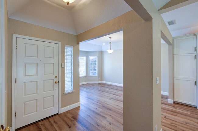 Building Photo - 8241 N Yorktown Dr