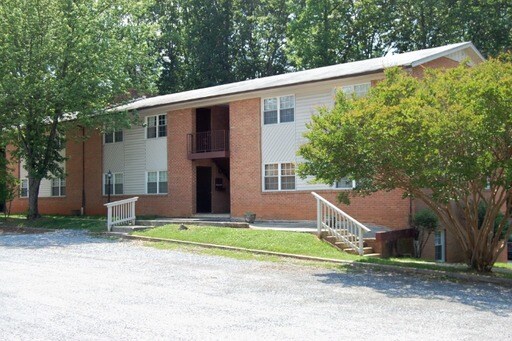 Building Photo - 121 Pines Village Dr