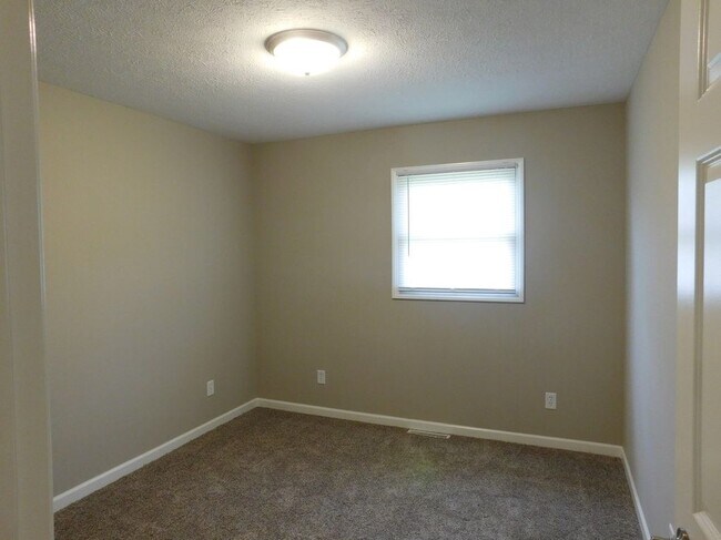 Building Photo - 667 W Bergera Rd