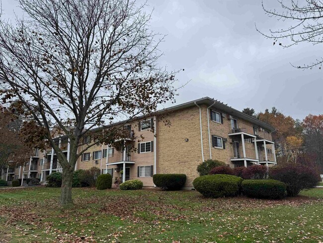 Foto del edificio - 379 Huse Rd