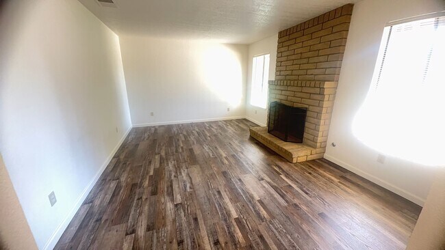 Foto del edificio - Desirable Duplex 2 bedroom 1 bathroom home