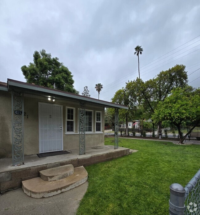 Building Photo - 421 N Acacia St