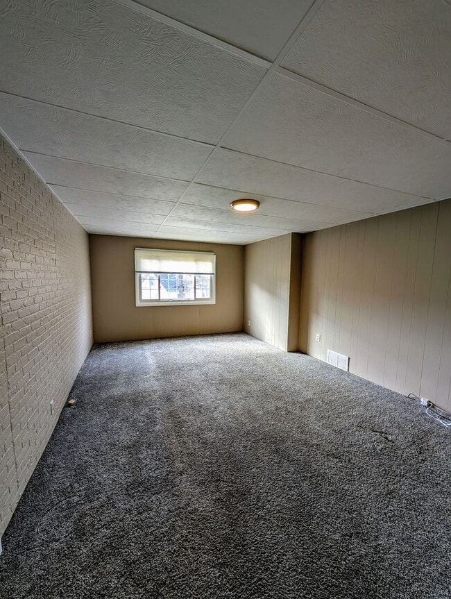 Building Photo - Beautiful Home with Central Air and Main Floor Laundry, Gateway School District