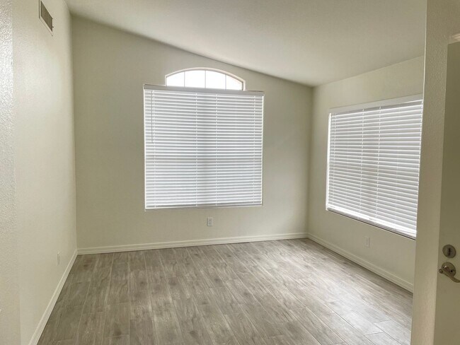 Foto del edificio - Full remodel, be the first to live in this Beauty, 3 bed /2 bath home in Clemente Ranch