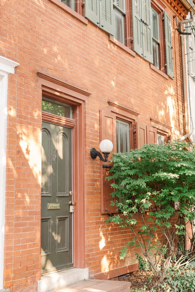 Building Photo - 17 N Plum St