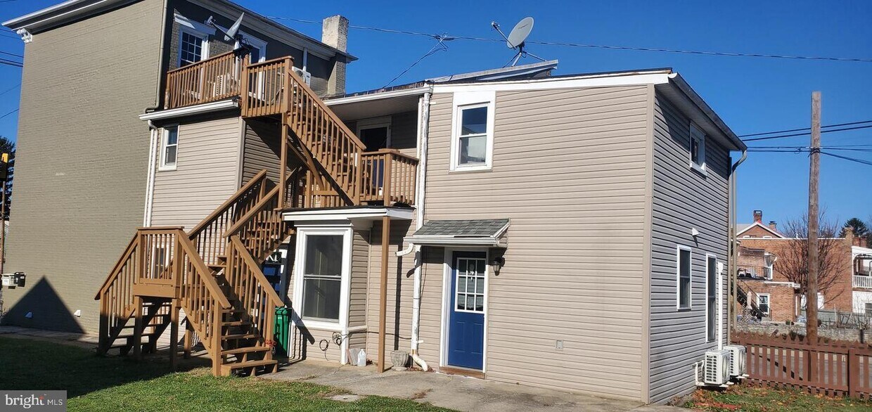 161 N College St Unit 2, Carlisle, PA 17013 Room for Rent in Carlisle