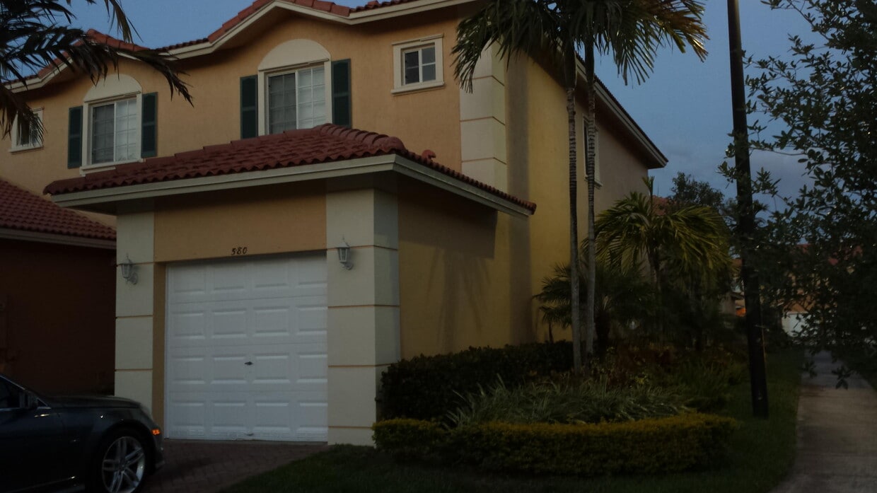 Primary Photo - 580 St Tropez Ln