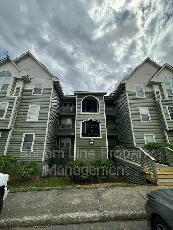 Building Photo - 942 Stewarts Creek Dr
