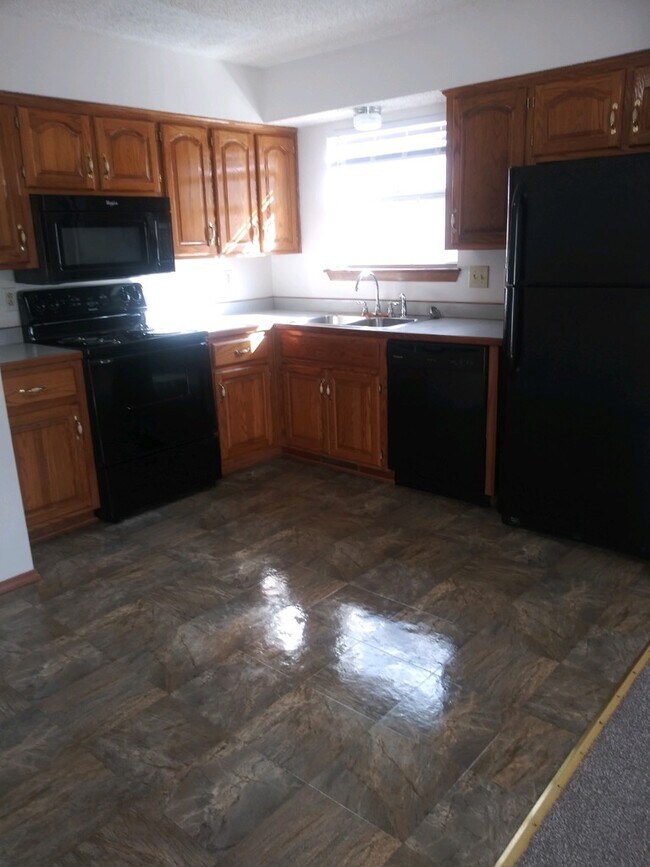 3225-D - 3311 N Range Line Rd