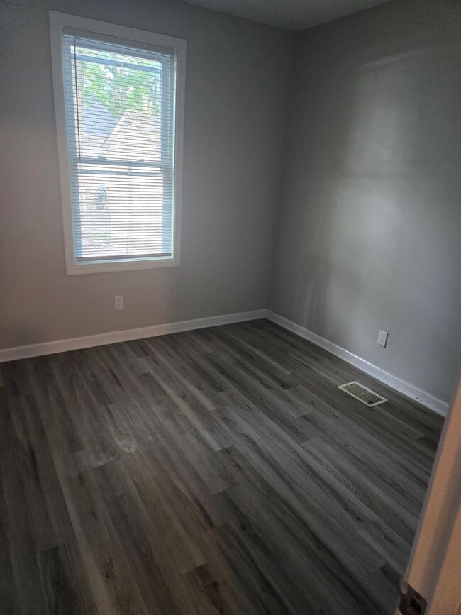 Building Photo - **Beautiful 3 Bedroom Home with Fenced Yar...