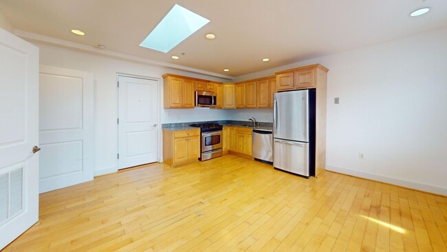 Foto del edificio - Top Floor Two Bedroom/Two Bathroom W/Sunli...