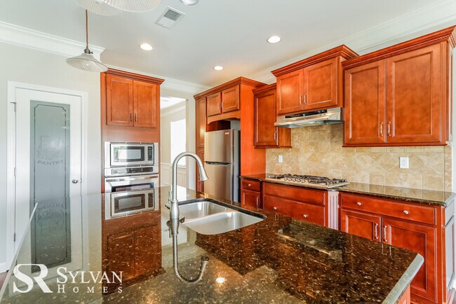 Building Photo - Don't miss out on this fabulous home!