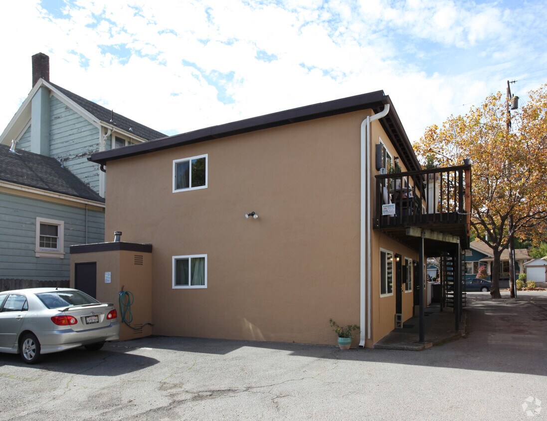 Building Photo - 410 D St
