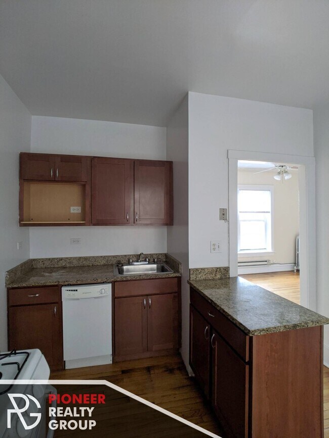 Building Photo - 949 W Cornelia Ave