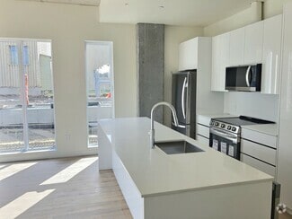 Building Photo - 1000 Av Myrand