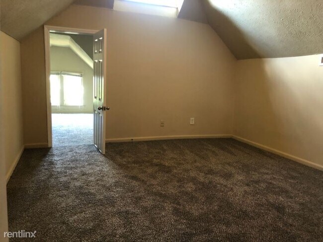 Building Photo - 4 br, 2 bath House - 1015 Monroe St