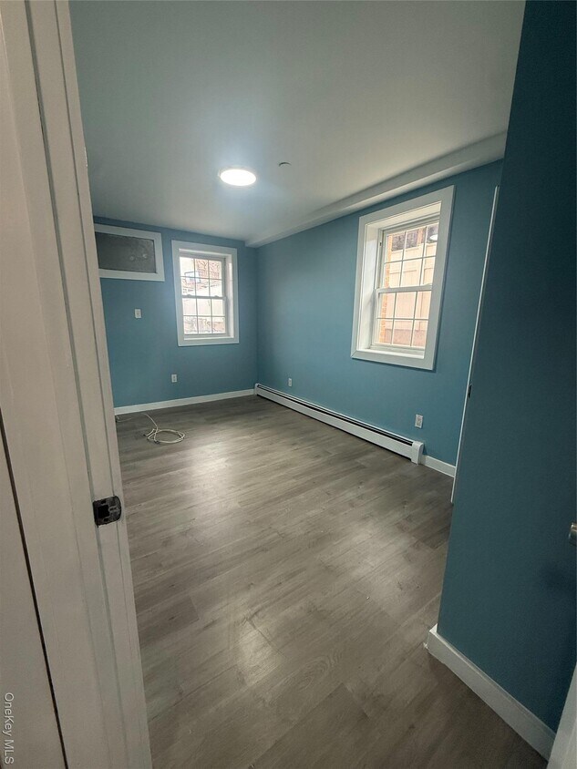 Foto principal - 188-27 Woodhull Ave