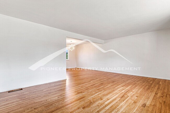 Foto del edificio - Beautiful Updated Home Conveniently locate...