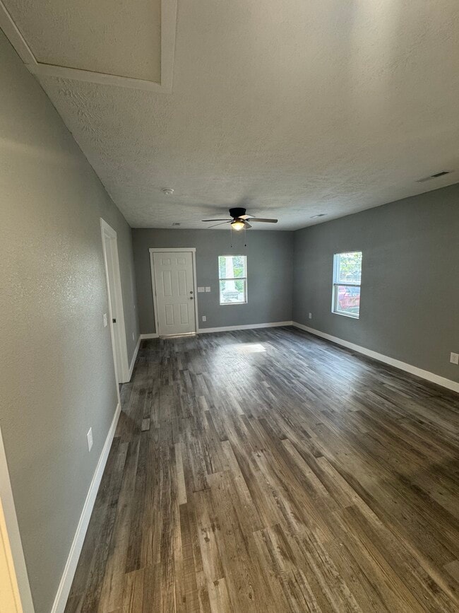 Building Photo - 1522 N Farmer Ave