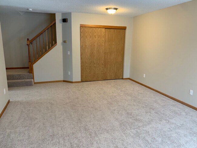 Foto del edificio - End Unit 3 Bed/1.5 Bath near Woodbury Dr/9...