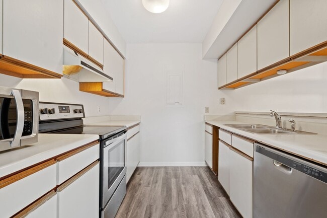 Building Photo - GREAT LOCATION!!! Large 2bedrm - Mins to U...