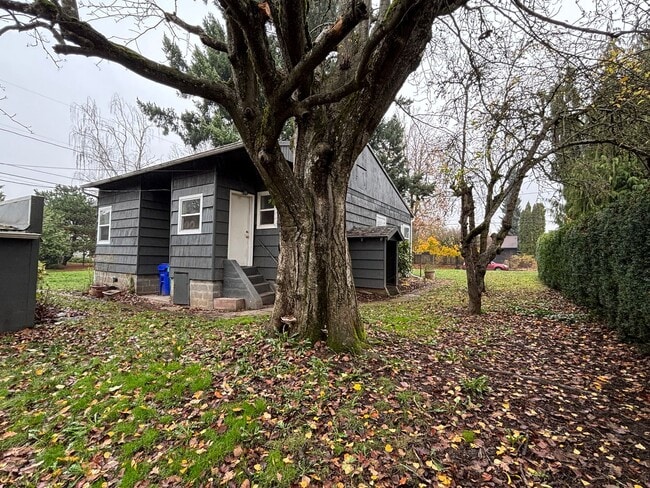 Building Photo - Half off first month's rent! Cute 2-bdrm/1-bath St. Johns duplex—Garage, shared w/d, new paint