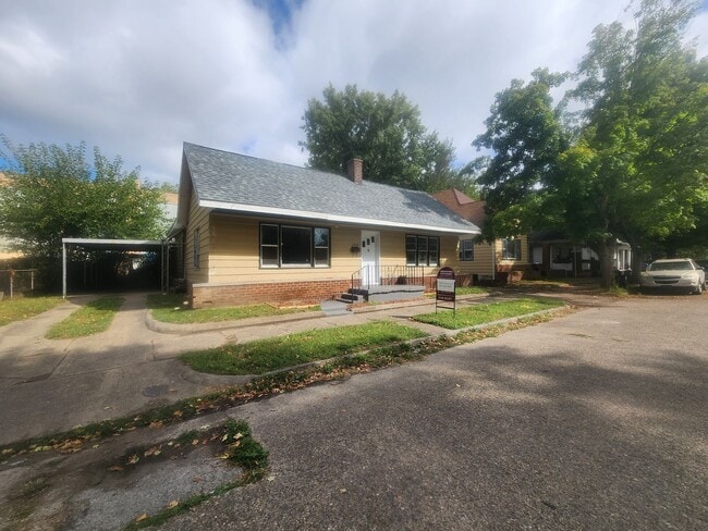Building Photo - 2 Bedroom 1 Bath on the Northside