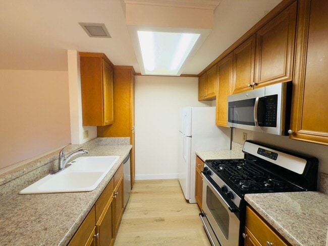 Building Photo - Charming 1 Bedroom Condo in Stoney Brook