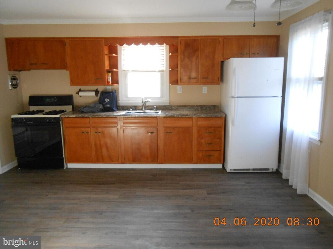 Primary Photo - 240 Kells Ave