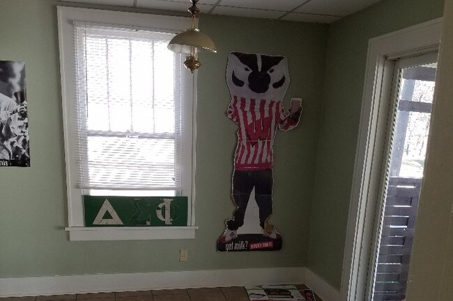 decals not there - 333 N Clay St