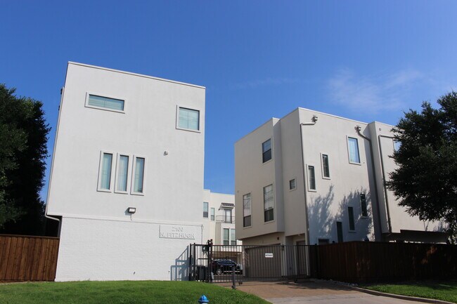 Building Photo - 2100 N Fitzhugh Ave