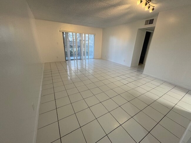 Foto del edificio - Colonial Village - 7550 Stirling Rd
