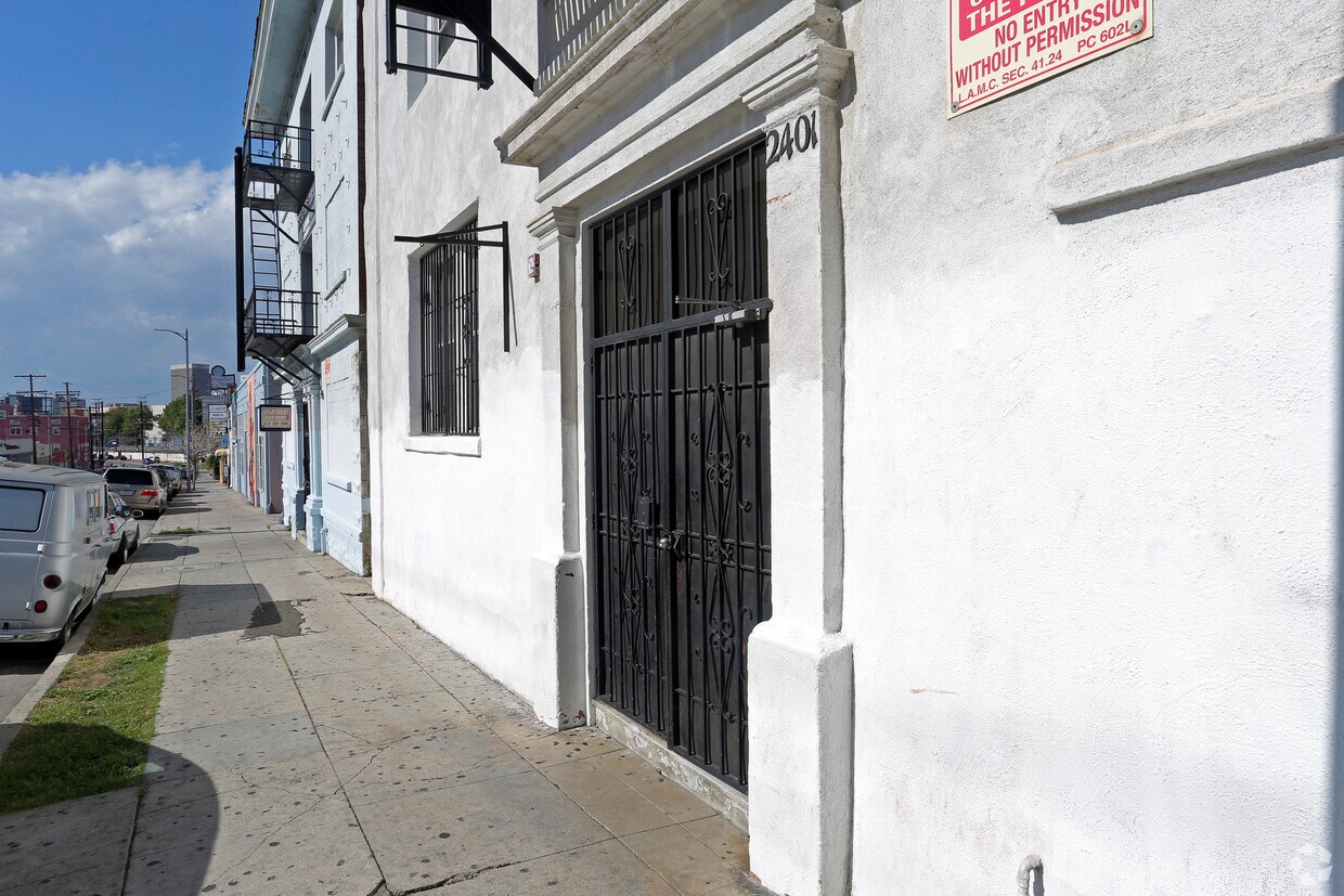 Foto del edificio - 2401 James M Wood Blvd
